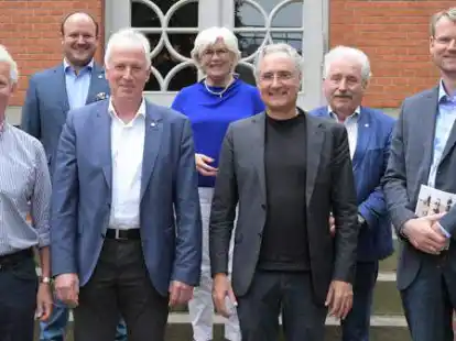 Zogen Bilanz zu den 10. Gezeitenkonzerten (von links): Dr. Jan Amelsbarg, Gezeiten-Beauftragter f&uuml;r Wirtschaftskontakte, Raoul-Philip Schmidt, organisatorischer Leiter, Thomas Weiss, Vorstandsvorsitzender der Landschaftlichen Brandkasse, Heide Fritzsche, Vorsitzende des Freundeskreises, Prof. Matthias Kirschnereit, k&uuml;nstlerischer Leiter, Landschaftspr&auml;sident Rico Mecklenburg und Landschaftsdirektor Dr. Matthias Stenger.