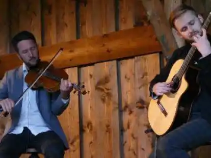 &bdquo;Wir wollten das Festival unbedingt in diesem Jahr fortsetzen&ldquo;, sagt Organisator S&ouml;nke Meinen (rechts), hier an der Seite des d&auml;nischen Geigers Bjarke Falgren, der ebenfalls in Freepsum auftreten wird.