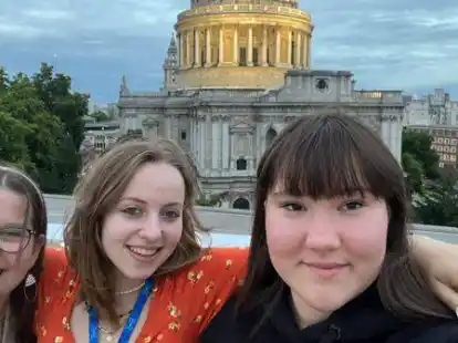Nele Dr&uuml;ner (links) vor St. Paul&rsquo;s Cathedral. Neben ihr Ina und Anna Gutmann aus Berlin, ebenfalls Bundessiegerinnen bei Jugend forscht (Mathematik/Informatik). Die beiden haben den m&ouml;glichen Zusammenhang zwischen der dynamischen Ausbreitung gef&auml;hrlicher Infektionskrankheiten und dem Auftreten zyklischer Klimaver&auml;nderungen untersucht.