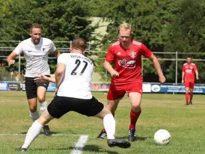 Pascal Weddermann (Mitte, Nummer 27) und seine Teamkollegen vom FC Frisia machten einen soliden Job gegen Uplengen.