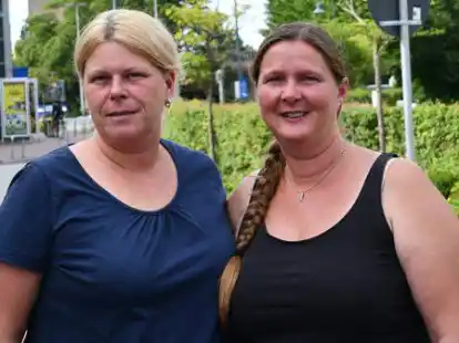 Ihre S&ouml;hne spielen in der B-Jugend des BSV Kickers Emden. Der Einsatz von Maike Kaput (links) und Manuela Seewald geht aber weit &uuml;ber die Fahrten zum Training hinaus.