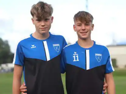 Luca Kaput (links) ist nur zwei Minuten j&uuml;nger als sein Zwillingsbruder Lars Kaput. Gemeinsam spielen sie f&uuml;r die B-Jugend des BSV Kickers Emden.