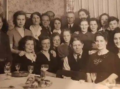 - Jubel, Trubel Heiterkeit in der Familie: Meti Schmidt, geborene van Borssum, Mutter des Erz&auml;hlers (vorne rechts), mit Verwandten w&auml;hrend einer Feierlichkeit im April 1952.