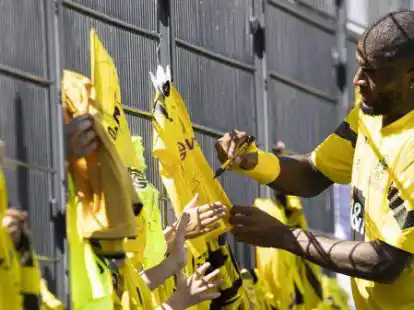 Hat erst k&uuml;rzlich beim BVB unterschieben und signierte bereits flei&szlig;ig Trikots: Mittelst&uuml;rmer Anthony Modeste wechselte vom 1.FC K&ouml;ln nach Dortmund.