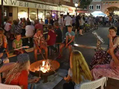 Zur Emder Museumsnacht war die Br&uuml;ckstra&szlig;e voller Leben. Vor dem Landesmuseum gab es Stockbrot und Geselligkeit bei den Kl&auml;ngen von &bdquo;Firefly&ldquo;.