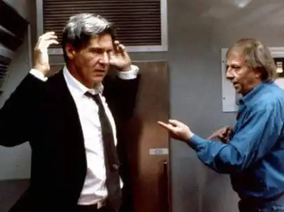 Mit den ganz Gro&szlig;en gearbeitet: Wolfgang Petersen (rechts) 1997 bei Dreharbeiten zu &bdquo;Air Force One&ldquo; mit Harrison Ford.