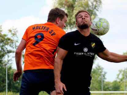 Augen zu und durch: Duncan Br&uuml;mmer (TuS Hinte, rechts) gewinnt dieses Duell, letztendlich verlor der TuS die Partie allerdings.