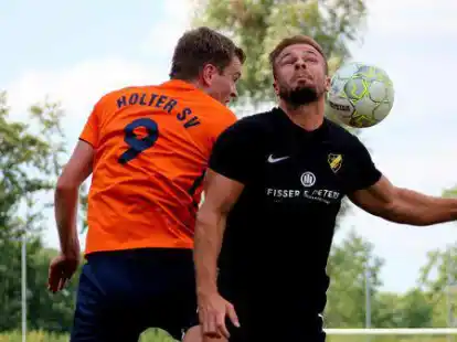 Augen zu und durch: Duncan Br&uuml;mmer (TuS Hinte, rechts) gewinnt dieses Duell, letztendlich verlor der TuS die Partie allerdings.