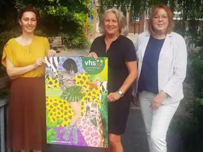 Pr&auml;sentieren das Titelmotiv des neuen Programmheftes in ungew&ouml;hnlicher Gr&ouml;&szlig;e (von links): Alla Kolker (Fachbereichsleiterin Integration/BAMF), Birgit Momberger (Leiterin vhs Emden) und Hillgriet Eilers (FDP-Landtagsabgeordnete und Vorstandsvorsitzende vhs Emden).