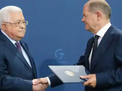 H&auml;ndendruck nach antisemitischem Ausfall: Bundeskanzler Olaf Scholz (SPD) und Mahmoud Abbas