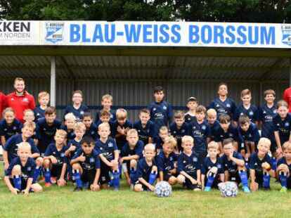 Gruppenbild mit Trainer: die Teilnehmer der HSV-Fu&szlig;ballschule in Borssum.