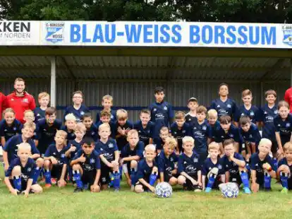 Gruppenbild mit Trainer: die Teilnehmer der HSV-Fu&szlig;ballschule in Borssum.
