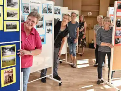 Haben mit anderen Aktiven die Fotoausstellung in Canhusen zusammengestellt: (v.l.) Frieda Hans, Inge Bulicke, Edith Krems, Pastorin i.R. Marita Sporr&eacute;, Eliese Tatjes und Siebille Hinrichs im Dorfgemeinschaftshaus.