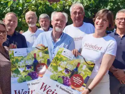 Gaben einen Vorgeschmack aufs Weinfest im &Ouml;kowerk (v.l.): Carola Wollschl&auml;ger (Lions Club Friesische Freiheit), Ihno Groeneveld (Pr&auml;sident Lions Club Emden), Remmer Edzards (Rotary Club Emden), Dieter Peters (Agilio), Eckhard Lukas (&Ouml;kowerk), Initiator Frank M&auml;lzer (Rotary Club), Dr. Katharina Mohr (&Ouml;kowerk) und J&ouml;rg von dem Knesebeck (F&ouml;rderverein der Rotary-Freunde).