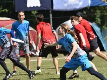 Viel Tempo: Marie Patzelt treibt die Scheibe nach vorne, Fabian Michaelis (links) l&auml;uft sich frei.