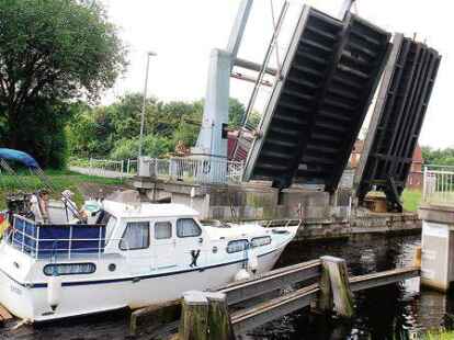 Ohne die Pauschale namens Boots-Pass w&auml;re die Fahrt auf dem Ems-Jade-Kanal ein teurer Spa&szlig;.