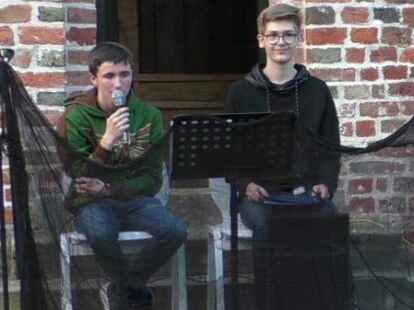 Kinder lesen bei der M&auml;rchenstunde am Steinhaus.