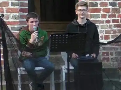 Kinder lesen bei der M&auml;rchenstunde am Steinhaus.