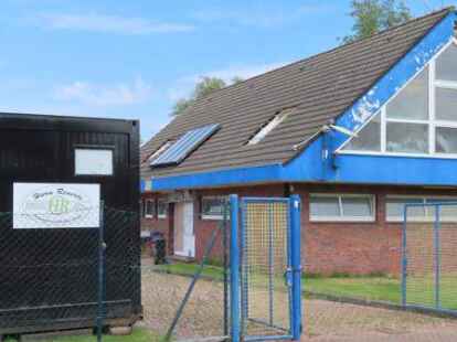 Zun&auml;chst wird das Innere zerlegt: Am Montag begann der Abbruch des ehemaligen Post-SV-Heimes.