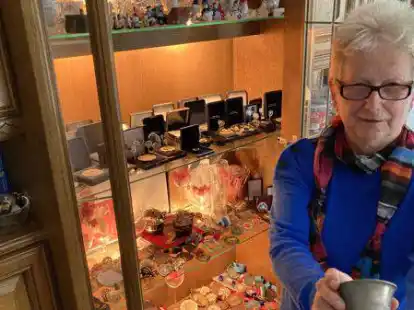 Inge de Groot mit ihren vielen Medaillen und Troph&auml;en: Hier h&auml;lt sie ihren allerersten Pokal, aus dem Jahr 1966, in die Kamera.