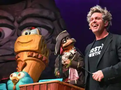 Auftakt zum Bl&ouml;delabend: Sascha Grammel mit &bdquo;Frederic&ldquo; in der Nordseehalle.