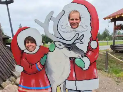 Besichtigungsstopp im Weihnachtsmanndorf von Rovaniemi: Rentiere bekamen Kyra Buschak und Michael Becker in Finnland aber nicht nur als &bdquo;Pappkamerad&ldquo; zu Gesicht.