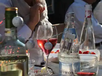 Ganz in Wei&szlig;: das &bdquo;Diner en blanc&ldquo;. In der Br&uuml;ckstra&szlig;e in Emden fand es vor Corona bereits dreimal statt.