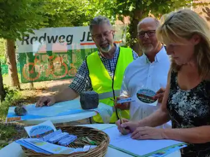 Unterschrift geleistet: Krummh&ouml;rns B&uuml;rgermeisterin Hilke Looden hat unter den Augen von Wolfgang Hinrichs und Garrelt Agena (v. l.) die Unterst&uuml;tzung der Gemeinde Krummh&ouml;rn besiegelt.
