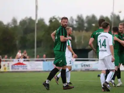 Die Spieler aus Larrelt freuten sich &uuml;ber die gelungene Aufholjagd gegen Ostfrisia Moordorf.