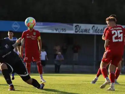 Hielt den Kasten der Concorden in der zweiten Halbzeit sauber: Suurhusens Keeper Kevin Behrends (links).