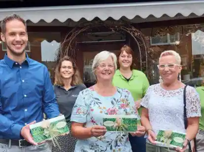 Gute Laune bei der Siegerehrung: die Gewinner Jens Peters, Angelika Mertins und Sylvia Behrents-Korth (vorne von links), Axel Milkert (Emder Zeitung) und das Team vom Blumenpavillon, Lilli Machold, Anja Nieclaassen und Wanda Quante (hintere Reihe von links).