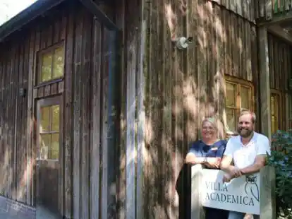 In die &bdquo;Villa Academica&ldquo; auf dem Schulgel&auml;nde von Gut Spascher Sand k&ouml;nnte die Oberstufe einziehen.  Gesch&auml;ftsf&uuml;hrer Henning Emler von Maydell und Schulleiterin Christiane Meyerj&uuml;rgens haben jetzt viel Zeit, um alle Vorbereitungen zu treffen.