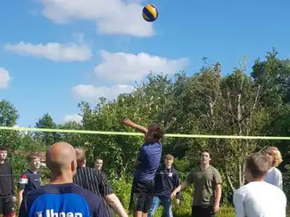 Netz einmal anders: Auch Volleyball spielen k&ouml;nnen die jungen Borssumer Basketballer.
