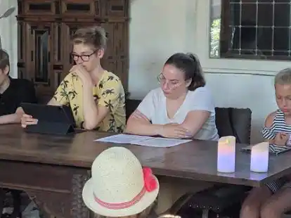 Jugendliche lesen die M&auml;rchen f&uuml;r die L&auml;ndliche Akademie.