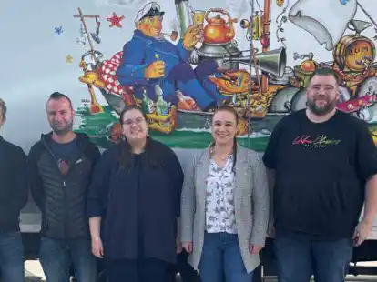 F&uuml;r sie hat am 1. August ein neuer Lebensabschnitt begonnen: Auszubildende der Emder Schiffsausr&uuml;stungs AG.