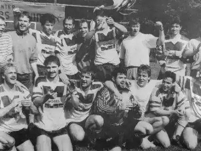 Die legend&auml;re Mannschaft des VfB Wiesmoor: (oben v. l. nach r.) Betreuer Reinhardt Grotl&uuml;schen, Carsten Siltz, Spielertrainer Ingo Schoon, Eilert Siebrands, Dirk D&uuml;bel, J&uuml;rgen Zimmermann (zuk&uuml;nftiger VfB Trainer), Karl-Heinz Ludwigs, Horst-Dieter Schoon, Betreuer Heinz-Uwe Eschen. (Unten v. l. nach r.) Dieter Czeschlick, Focko Schoon (aktuell 1. Vorsitzender und 4. Herren Trainer), Heino M&uuml;ller (aktuell Fu&szlig;ballobmann VfB Uplengen), Bernhard Hardy, Gerold Sandersfeld, Johann Gro&szlig;mann, J&ouml;rn Schneider, G&uuml;nther Gerdes und M&auml;zen Ehme K&ouml;ster. Auf dem Foto fehlen Jens Zimmermann, Ingo Wilken und Uwe Schwarz