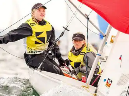 Deutsche Meister in Aktion: Jona Hahn und Svea van Raden segelten als F&uuml;hrende im gelben Trikot.