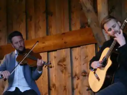 Bjarke Falgren und S&ouml;nke Meinen (v. l.) haben bereits in der Vergangenheit in Freepsum gemeinsam musiziert. Am Freitagabend stehen sie wieder auf der B&uuml;hne. Meinen ist neben Philipp Wiechert Programmverantwortlicher.