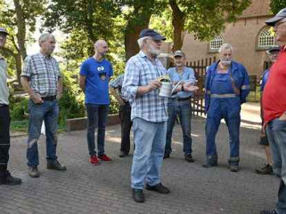 Ehrung bei der Rentnergang in Suurhusen: Gerd M&uuml;ller (r.) hat Hans Sikora (vorne Mitte) eine Auszeichnung &uuml;berreicht. Auch Pastor Frank Wessels (3.v.l.) war dabei.
