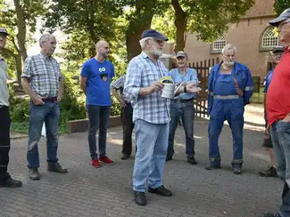 Ehrung bei der Rentnergang in Suurhusen: Gerd M&uuml;ller (r.) hat Hans Sikora (vorne Mitte) eine Auszeichnung &uuml;berreicht. Auch Pastor Frank Wessels (3.v.l.) war dabei.