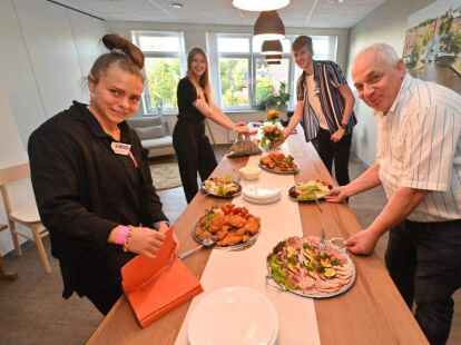 Der Einladung zum Sommerempfang im Verlagshaus der Emder Zeitung folgten zahlreiche G&auml;ste, um einen Einblick in die Arbeitsweise von Redaktion, Technik und Vermarktung zu bekommen.