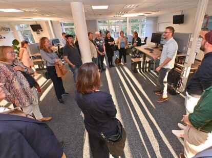 Der Einladung zum Sommerempfang im Verlagshaus der Emder Zeitung folgten zahlreiche G&auml;ste, um einen Einblick in die Arbeitsweise von Redaktion, Technik und Vermarktung zu bekommen.