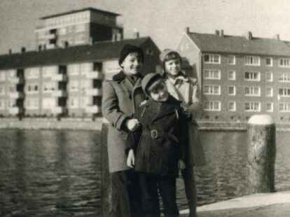 &Uuml;bergl&uuml;cklich in der Freiheit: Wolfgang, Ottmar und Irene Trudrung waren kurz vor dem Mauerbau aus der DDR nach Emden gefl&uuml;chtet. Bild: Wolfgang Trudrung