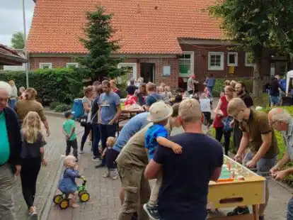 Alt und Jung, zusammen auf einem Platz und zusammen am Tischkicker: Das gab es in Jennelt.