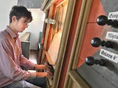 Meister der Improvisation: der Schweizer Leonard Schick an der Kirchenorgel in Rysum.