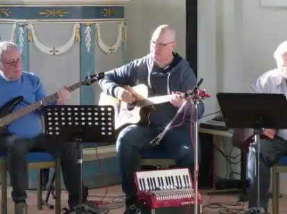 Unterhalten die Radfahrer nach der Tour in Jennelt: die Gruppe OHRwurm.