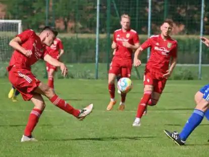 Die in rot spielenden Pewsumer machten ihre Sache gut, bestraften Fehler der Hager sofort.