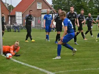 Noch dran: Loquards Torwart Lukas Meinen lenkt den Ball um den Pfosten. Dennoch musste er gegen Borssum siebenmal hinter sich greifen.
