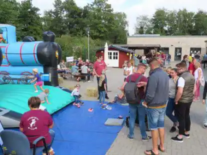 Selbst in der letzten Stunde des Sommerfestes nutzten noch viele Besucher die M&ouml;glichkeit, sich &uuml;ber das Emder Tierheim zu informieren.