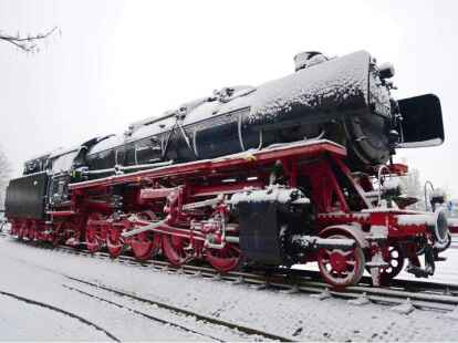 Tanja Harms: &bdquo;Typisch Emden ist f&uuml;r mich die alte Dampflok beim Emder Bahnhof. Sie begr&uuml;&szlig;t jeden Reisenden und ist auch im Winter eine absolute Sch&ouml;nheit. Das Foto habe ich am 17. Januar 2021 gemacht.&ldquo;